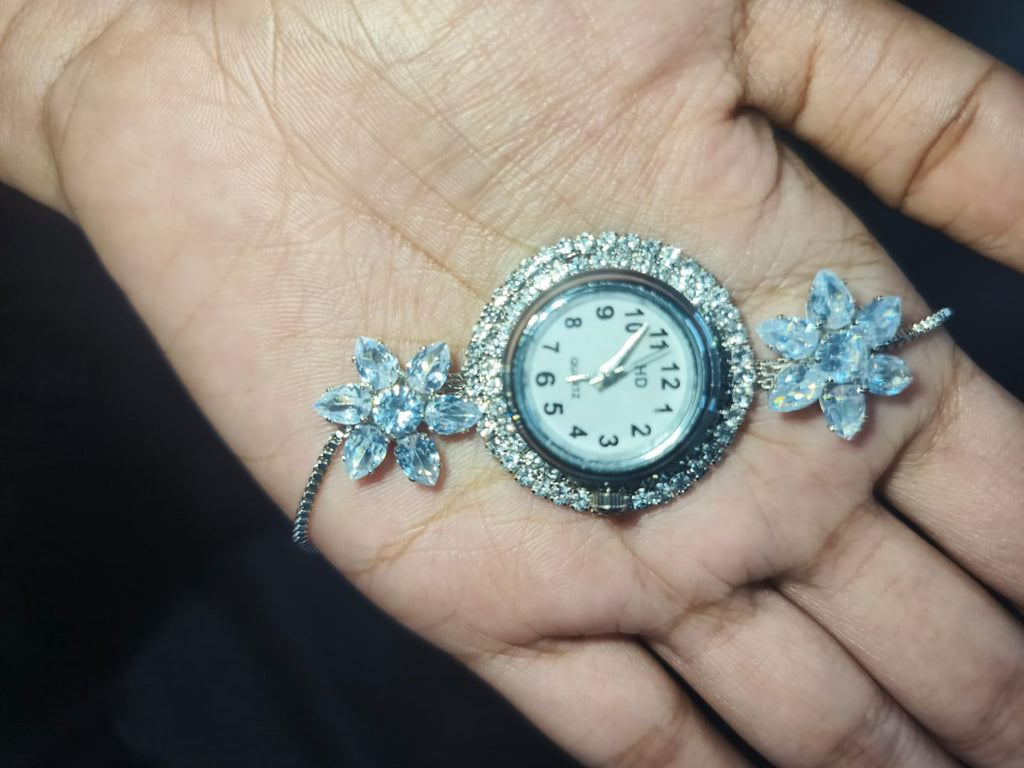 Elegent Crystal Bloom Women's Bracelet Watch