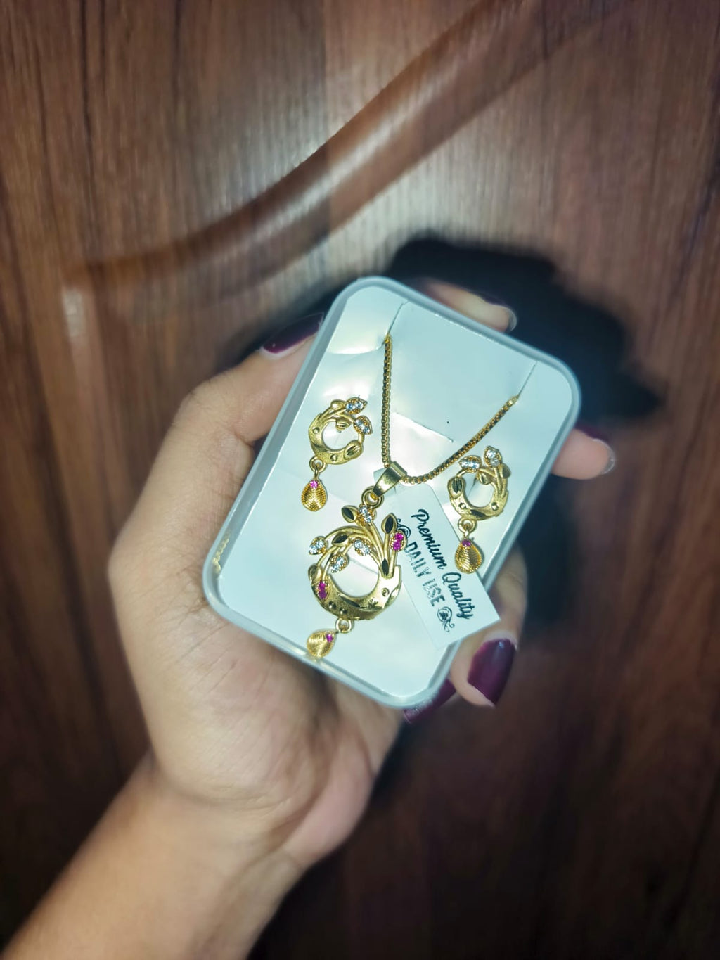 Elegant Gold-Plated Floral Pendant Jewelry Set for Women